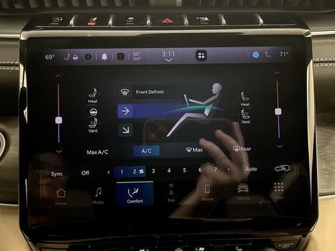 Used 2023 Jeep Grand Cherokee Limited w/ Luxury Tech Group II image 25