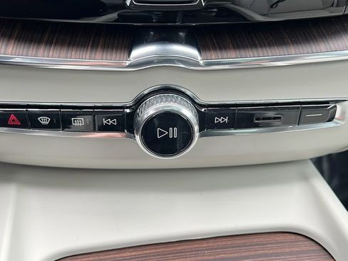 Used 2022 Volvo XC60 B5 Momentum w/ Climate Package image 33