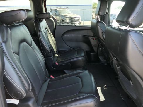 Used 2025 Chrysler Pacifica Select FWD image 21