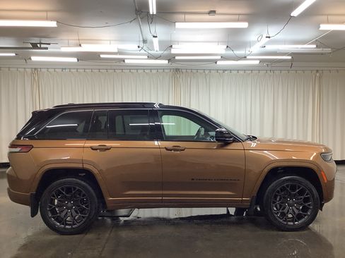 New 2026 Jeep Grand Cherokee Summit w/ Obsidian Package AWD/4WD image 5