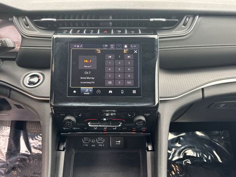 Used 2025 Jeep Grand Cherokee Altitude AWD/4WD image 28