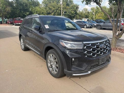 Used 2025 Ford Explorer Platinum AWD/4WD image 5