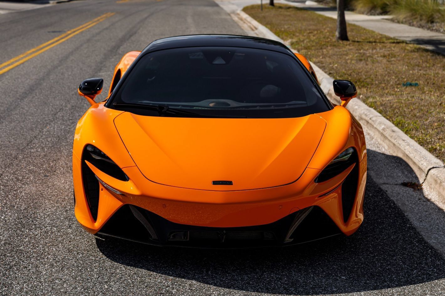 Used 2025 McLaren Artura RWD image 10