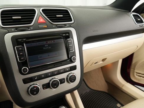 Used 2013 Volkswagen Eos Komfort FWD image 46