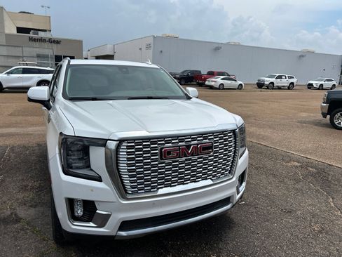 Used 2022 GMC Yukon Denali w/ Denali Premium Package RWD image 9