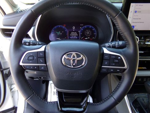 Used 2024 Toyota Highlander AWD image 37