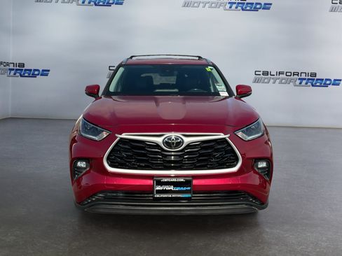 Used 2021 Toyota Highlander XLE FWD image 2