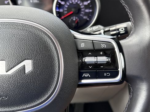 Used 2024 Kia Carnival LX image 22