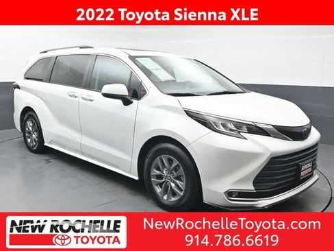 Used 2022 Toyota Sienna XLE image 1
