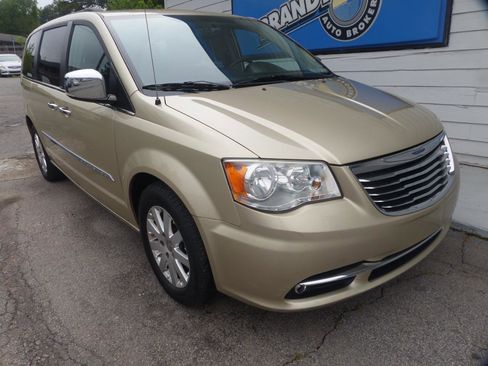 Used 2011 Chrysler Town & Country Touring-L w/ Entertainment Group #2 FWD image 31