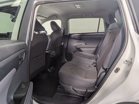 Used 2023 Toyota Highlander LE FWD image 24