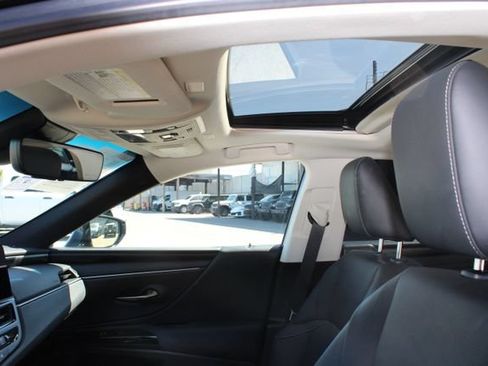 Used 2024 Lexus ES 300h w/ Premium Package FWD image 31