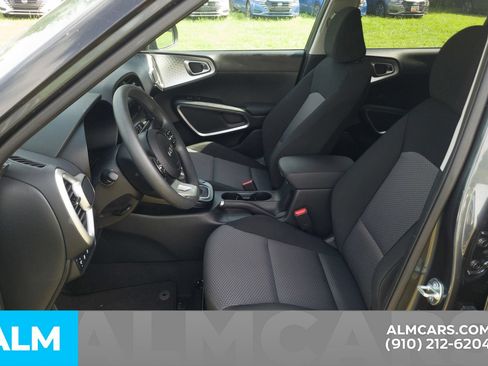 Used 2025 Kia Soul LX w/ LX Technology Package FWD image 6
