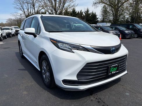 Used 2021 Toyota Sienna LE FWD image 4