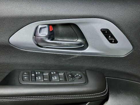 New 2026 Chrysler Pacifica Limited image 12