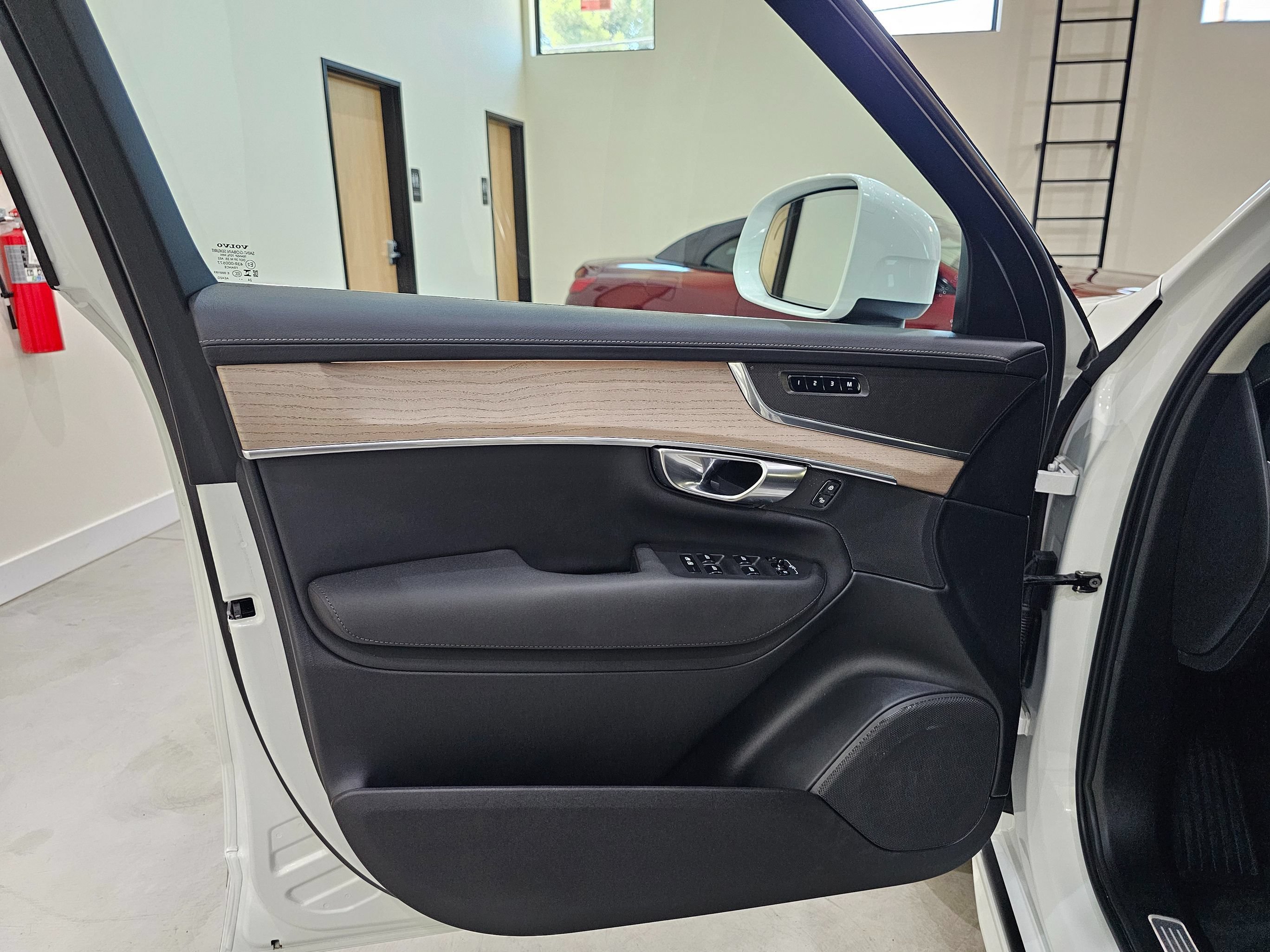 Used 2025 Volvo XC90 T8 Core w/ Climate Package AWD/4WD image 16