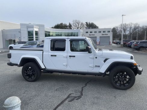 Used 2025 Jeep Gladiator Sport image 4