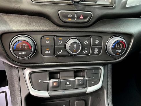 Used 2022 GMC Terrain SLE w/ Driver Convenience Package AWD/4WD image 32