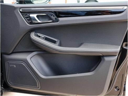 Certified 2025 Porsche Macan image 26