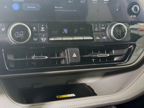 Used 2023 Toyota Highlander XLE AWD/4WD image 15