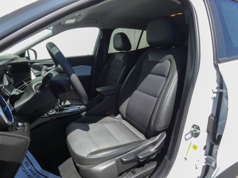 Used 2025 Chevrolet Trax LT image 9