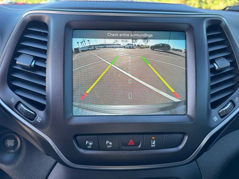 Used 2021 Jeep Cherokee Trailhawk w/ Technology Group image 29