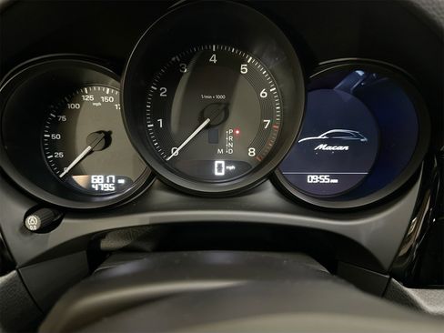 Certified 2025 Porsche Macan image 18