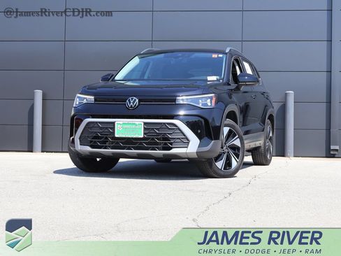 Used 2025 Volkswagen Taos SE AWD/4WD image 1