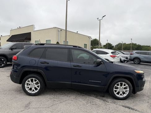 Used 2016 Jeep Cherokee Sport FWD image 4
