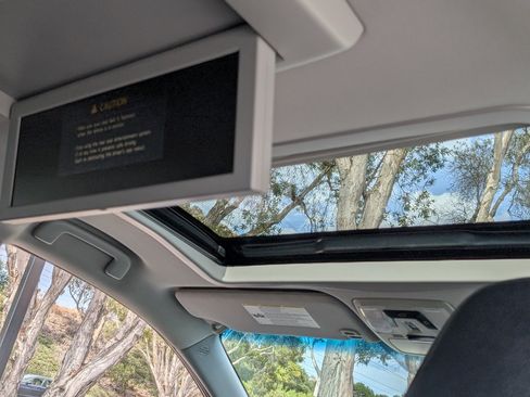 Used 2017 Toyota Sienna SE Premium FWD image 3