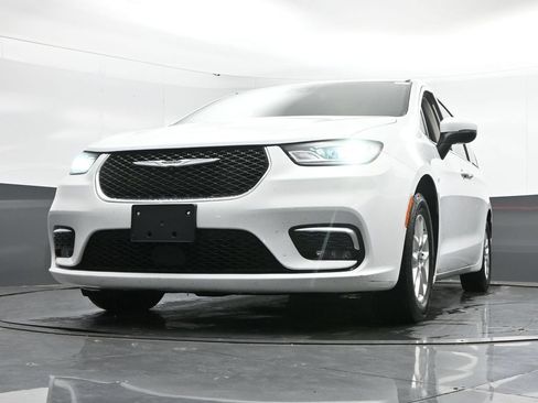 Used 2023 Chrysler Pacifica Touring-L FWD image 43