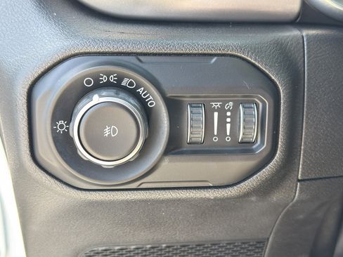 Used 2020 Jeep Wrangler Unlimited Sahara AWD/4WD image 13