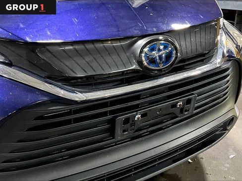 Certified 2021 Toyota Venza LE image 29