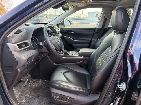 Used 2021 Toyota Highlander XLE image 18