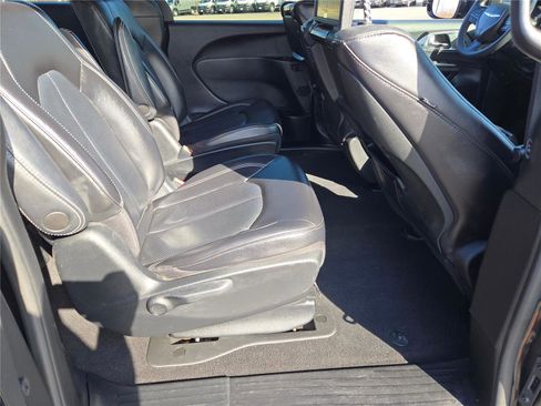 Certified 2022 Chrysler Pacifica Touring-L w/ Uconnect Theater Family Group image 9