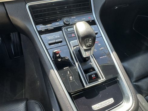 Used 2018 Porsche Panamera 4 image 24