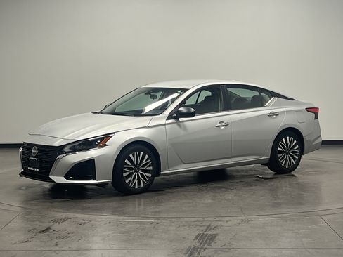 Used 2024 Nissan Altima 2.5 SV image 4