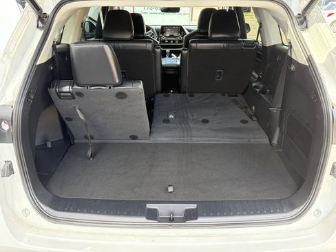 Used 2022 Toyota Highlander XLE AWD/4WD image 36