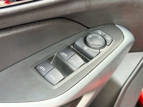 Used 2024 Chevrolet Trax RS w/ Sunroof Package FWD image 17