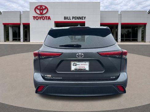 Used 2023 Toyota Highlander XLE FWD image 4