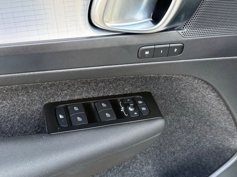 Used 2022 Volvo XC40 T4 Momentum image 13