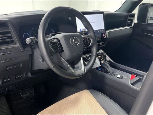 Used 2025 Lexus GX 550 image 16