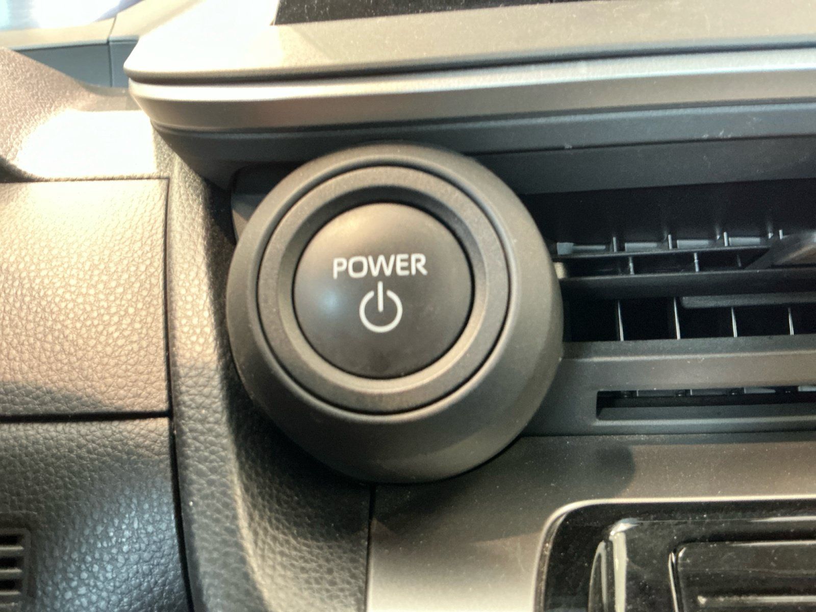 Certified 2025 Toyota Prius LE FWD image 28