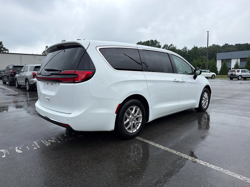Used 2025 Chrysler Pacifica Select FWD image 5