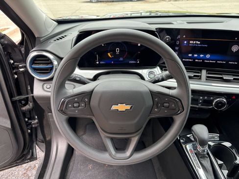 Used 2025 Chevrolet Trax LT FWD image 27