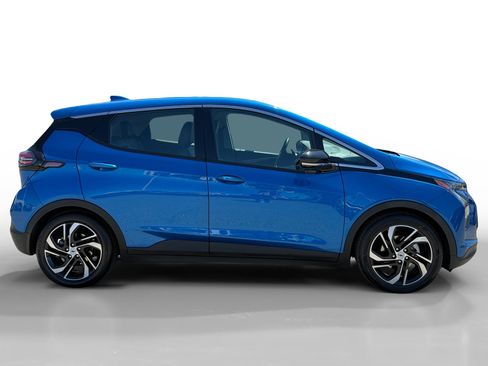 Used 2023 Chevrolet Bolt LT w/ Infotainment Package FWD image 6