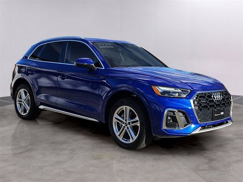 Used 2024 Audi Q5 e Premium w/ Convenience Package image 3