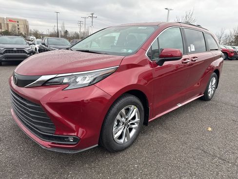New 2026 Toyota Sienna XLE image 27