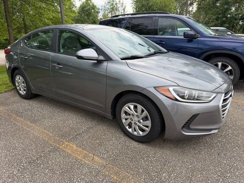 Used 2017 Hyundai Elantra SE w/ Cargo Package FWD image 3