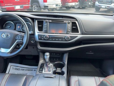 Used 2019 Toyota Highlander SE AWD/4WD image 17